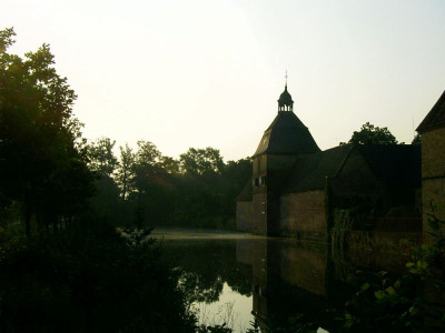 08_06_2004_Schloss_Westerwinkel_Licht_und_Schatten_2.JPG