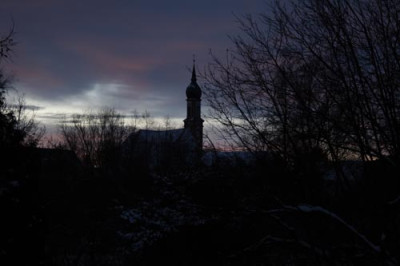 C1074_Sonnenaufgang_mit_Kirche.jpg