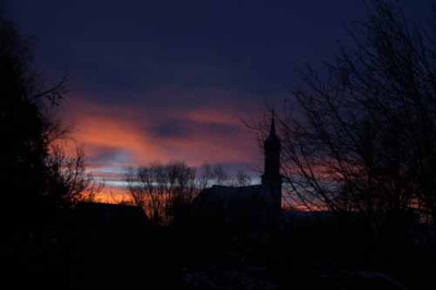 C1079_Sonnenaufgang_mit_Kirche.jpg