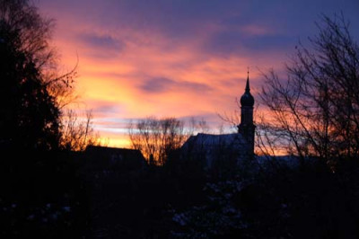 C1084_Sonnenaufgang_mit_Kirche.jpg