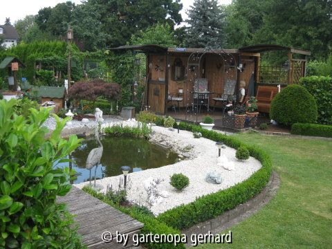 Weinlaube und Gartenteich