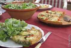 Spargel-Quiche mit grünem Salat