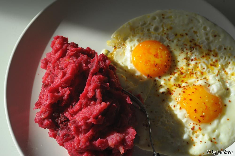 randen-kartoffelbrei und spiegeleier